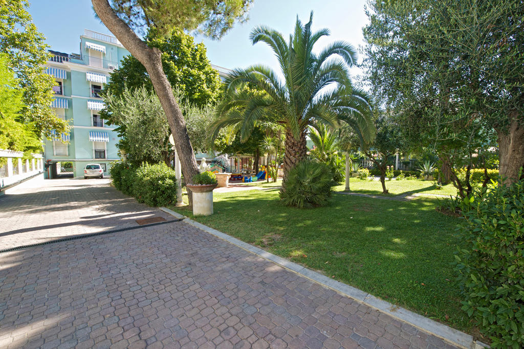 Hotel Garden Cattolica Buitenkant foto