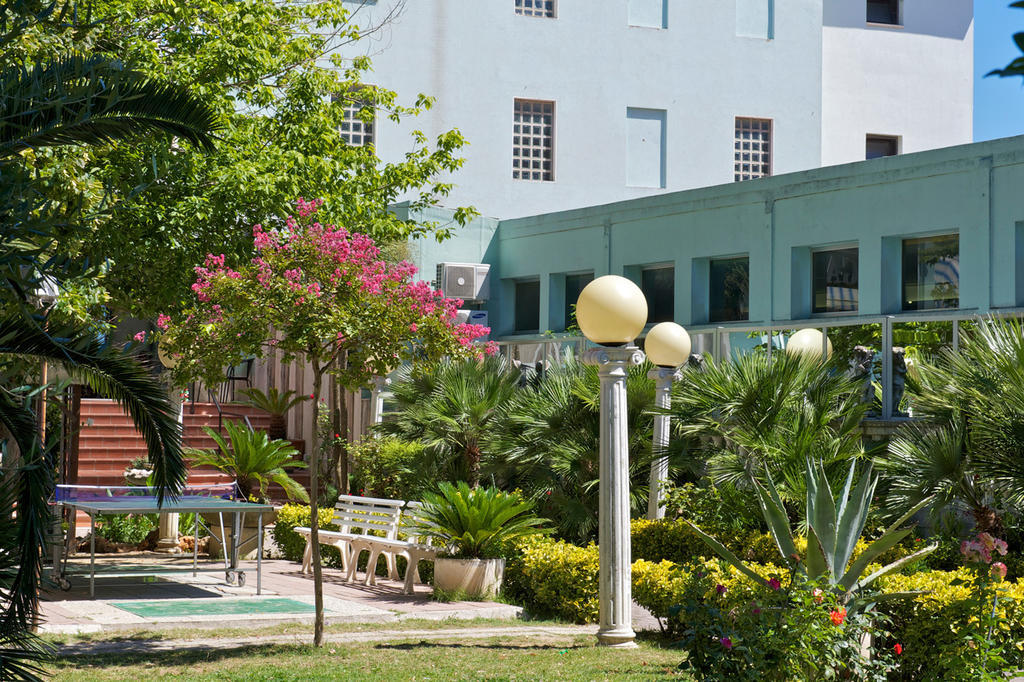 Hotel Garden Cattolica Buitenkant foto